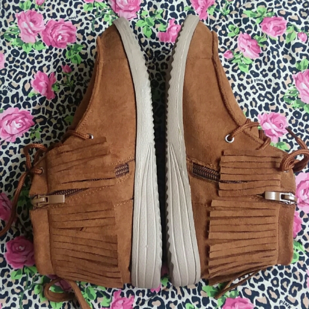 NWT/BOX Outwoods Walk Fringe Casual Shoes Size 6
